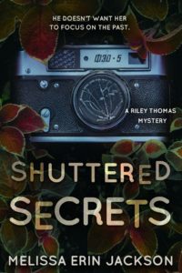 Lee más sobre el artículo Shuttered Secrets (A Riley Thomas Mystery Libro 2) – Melissa Erin Jackson
